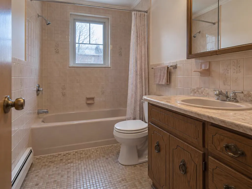 Salle de bain des années 70 avec céramique beige et vanité en bois, Longueuil
